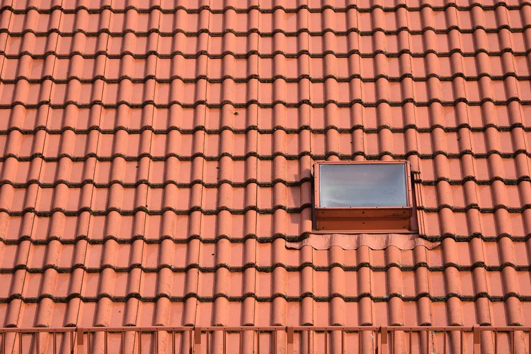 Dach domu pokryty dachówką