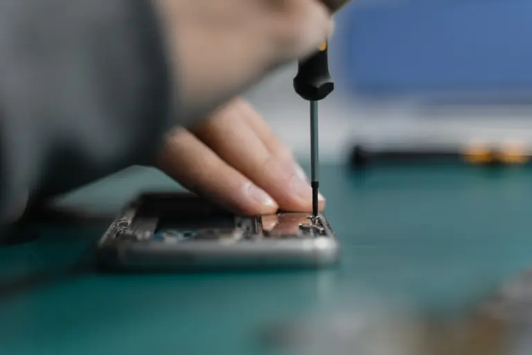 Naprawa wnętrza telefonu przy użyciu śrubokręta