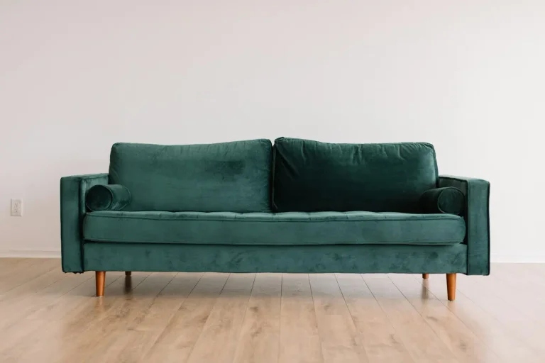 Tapicerowana sofa we wnętrzu